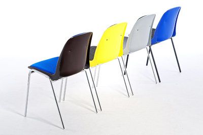 Kunststoffstühle mit Sitz- und Rückenpolster